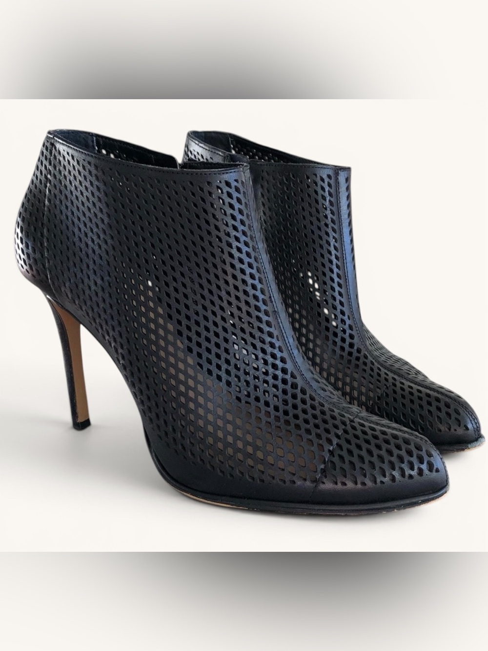 Vince Camuto Heeled Black Ankle Booties Perforated Design side zipper size 8